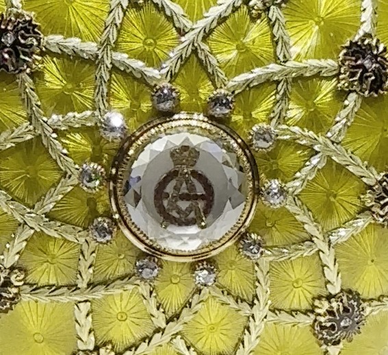 Буквы А и Ф на коронационном яйце