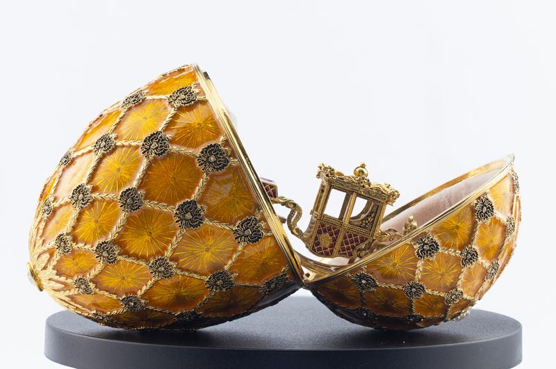 копия коронационного яйца House of Faberge - в раскрытом виде